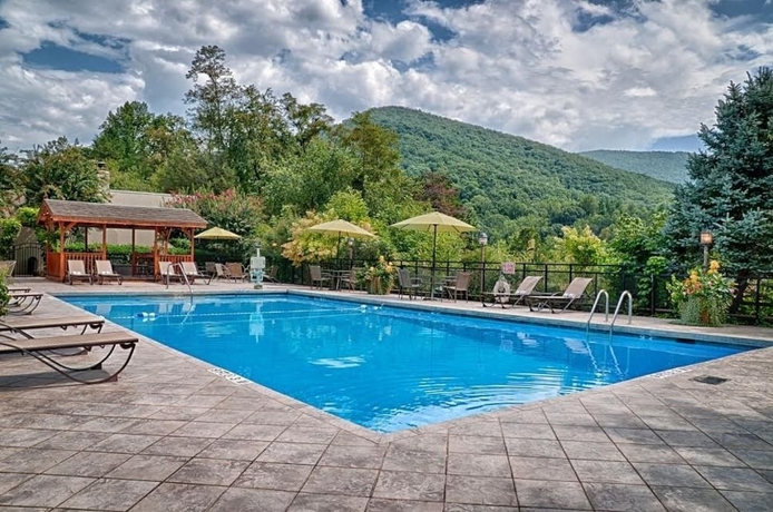 Imagen de la piscina del Hotel Holiday Inn Asheville East-blue Ridge Pkwy, An Ihg. Foto 12