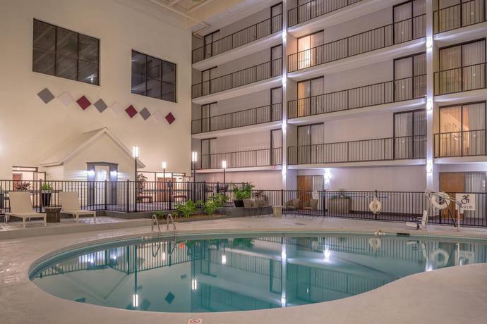 Imagen de la piscina del Hotel Holiday Inn Auburn-finger Lakes Region, An Ihg. Foto 12
