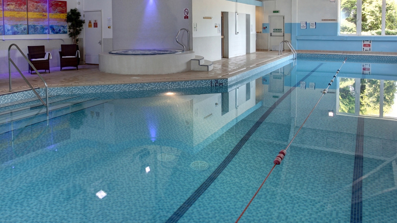 Imagen de la piscina del Hotel Holiday Inn Aylesbury, An Ihg. Foto 15