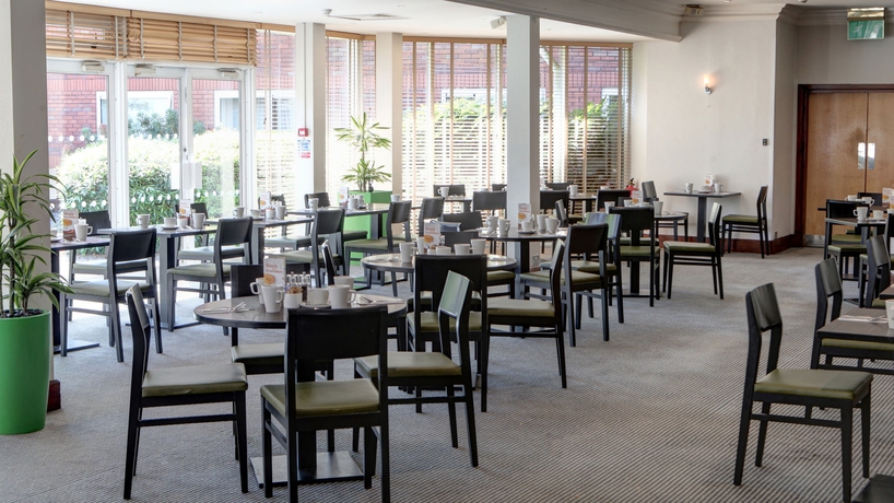 Imagen del bar/restaurante del Hotel Holiday Inn Aylesbury, An Ihg. Foto 3