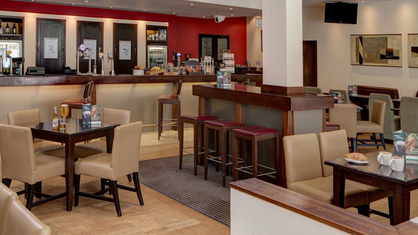 Imagen del bar/restaurante del Hotel Holiday Inn Aylesbury, An Ihg. Foto 5