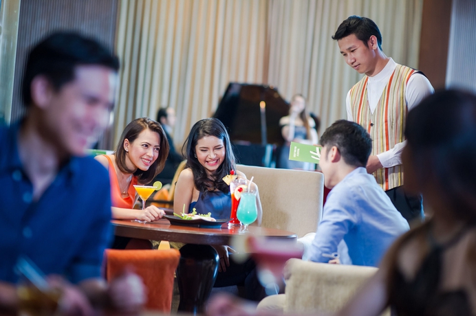 Imagen del bar/restaurante del Hotel Holiday Inn Bangkok Silom, An Ihg. Foto 3