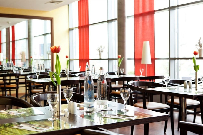 Imagen del bar/restaurante del Hotel Holiday Inn Berlin Airport - Conference Centre, An Ihg. Foto 2