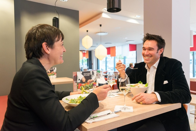 Imagen del bar/restaurante del Hotel Holiday Inn Berlin City East Side. Foto 4