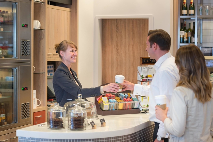 Imagen del bar/restaurante del Hotel Holiday Inn Berlin City East Side. Foto 6