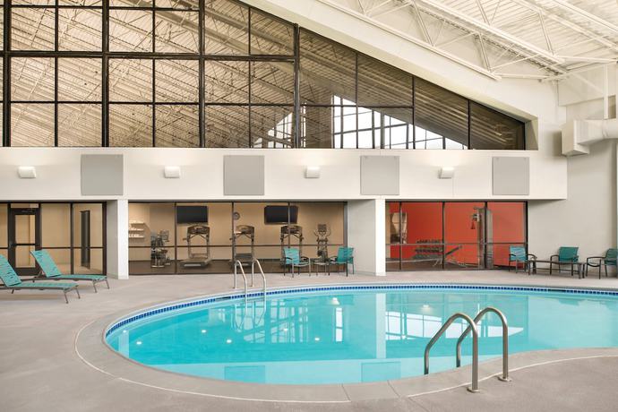 Imagen de la piscina del Hotel Holiday Inn Bloomington - Normal, An Ihg. Foto 20