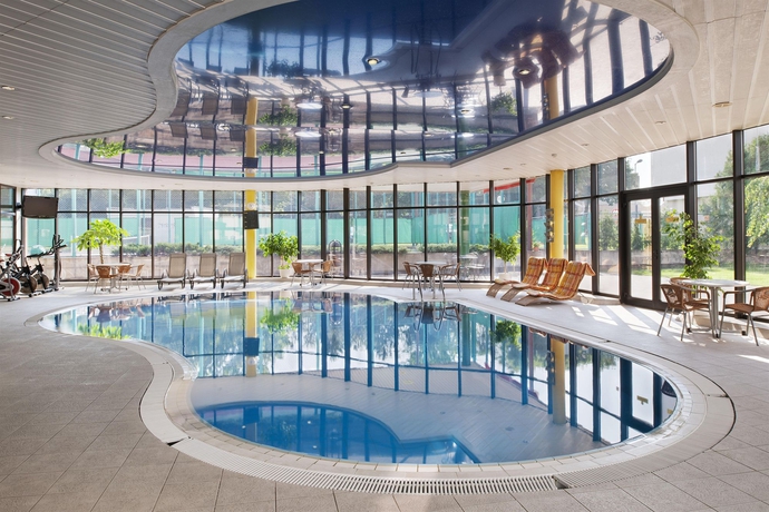 Imagen de la piscina del Hotel Holiday Inn Bratislava. Foto 15