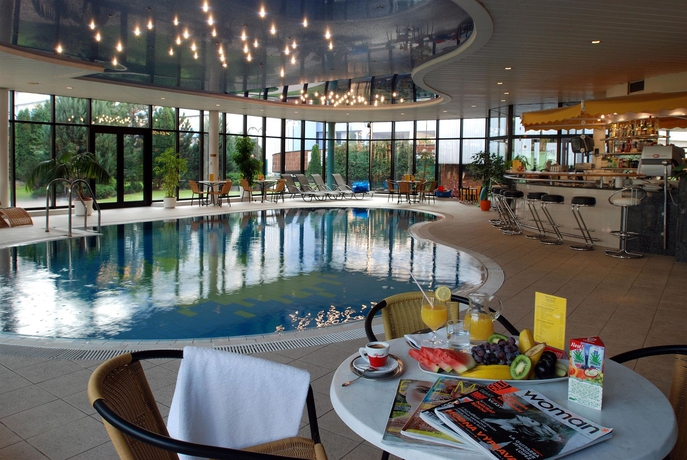 Imagen de la piscina del Hotel Holiday Inn Bratislava. Foto 16