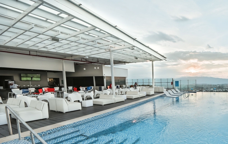 Imagen de la piscina del Hotel Holiday Inn Bucaramanga Cacique. Foto 14