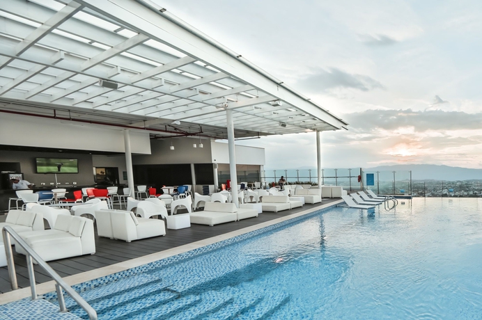 Imagen de la piscina del Hotel Holiday Inn Bucaramanga Cacique. Foto 16