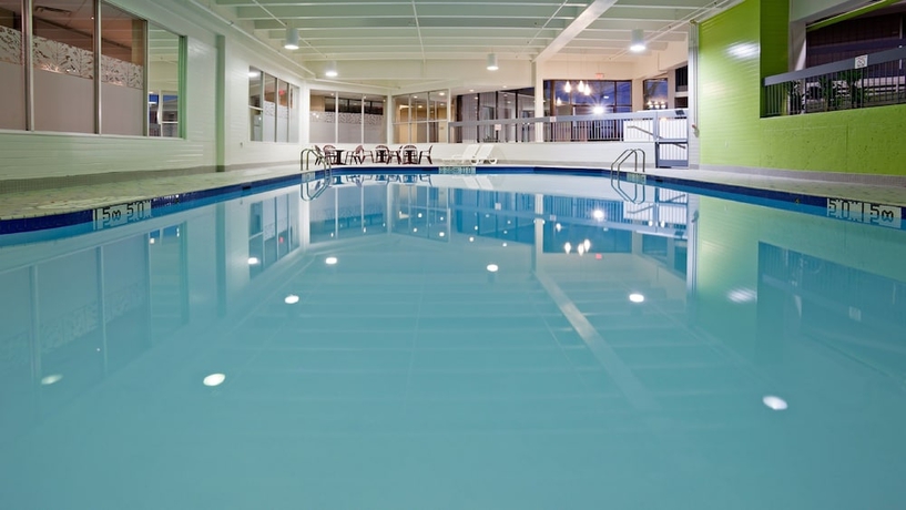 Imagen de la piscina del Hotel Holiday Inn Burlington and Conference Centre, An Ihg. Foto 18