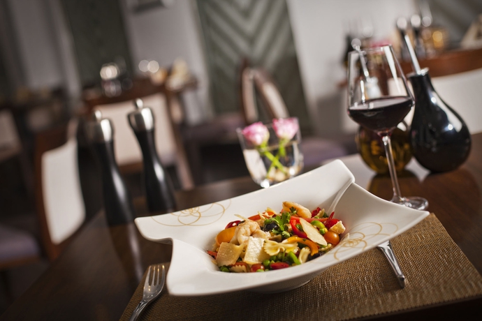 Imagen del bar/restaurante del Hotel Holiday Inn Cairo Maadi, An Ihg. Foto 3