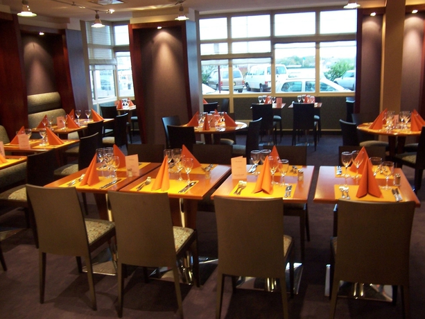 Imagen del bar/restaurante del Hotel Holiday Inn Calais, An Ihg. Foto 2