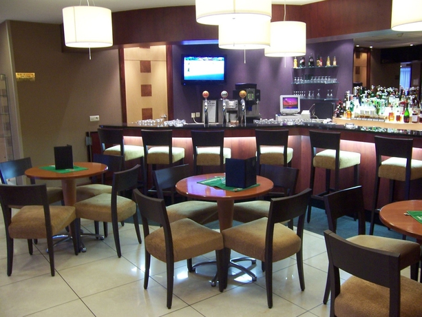 Imagen del bar/restaurante del Hotel Holiday Inn Calais, An Ihg. Foto 3