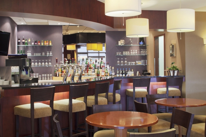 Imagen del bar/restaurante del Hotel Holiday Inn Calais, An Ihg. Foto 4
