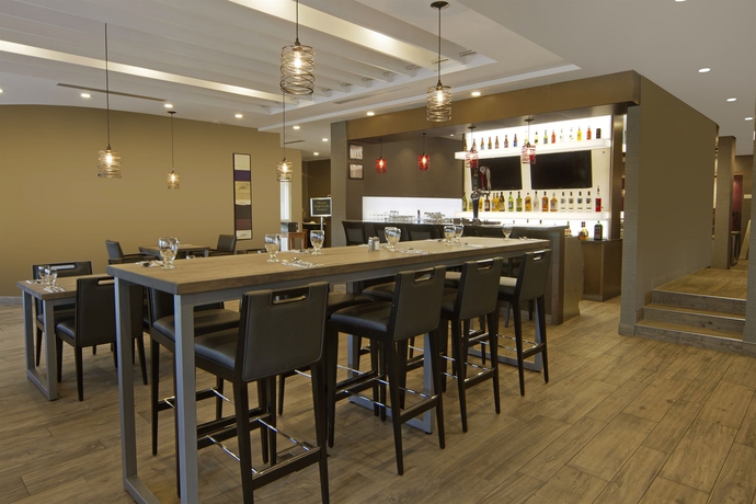 Imagen del bar/restaurante del Hotel Holiday Inn Calgary-airport, An Ihg. Foto 6