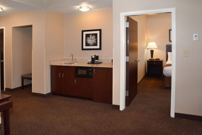 Imagen de la habitación del Hotel Holiday Inn Canton (belden Village). Foto 6