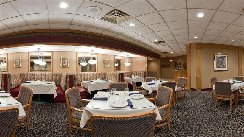 Imagen del bar/restaurante del Hotel Holiday Inn Canton (belden Village). Foto 2