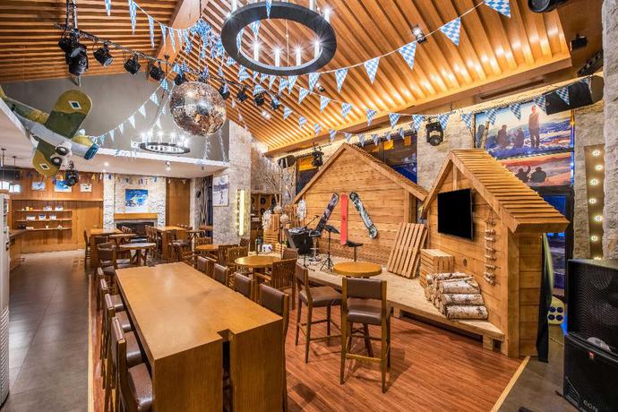 Imagen del bar/restaurante del Hotel Holiday Inn Changbaishan Suite. Foto 2