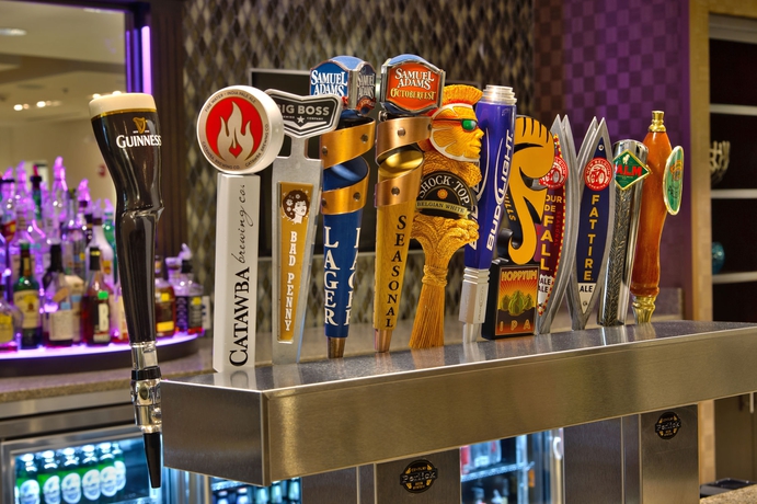 Imagen del bar/restaurante del Hotel Holiday Inn Charlotte Airport, An Ihg. Foto 8