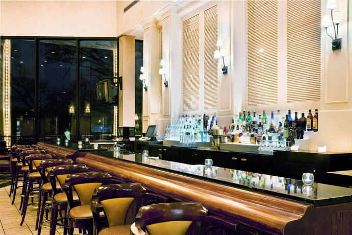 Imagen del bar/restaurante del Hotel Holiday Inn Chicago Nw Crystal Lk Conv Ctr, An Ihg. Foto 1