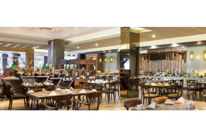 Imagen del bar/restaurante del Hotel Holiday Inn Cikarang Jababeka, An Ihg. Foto 6