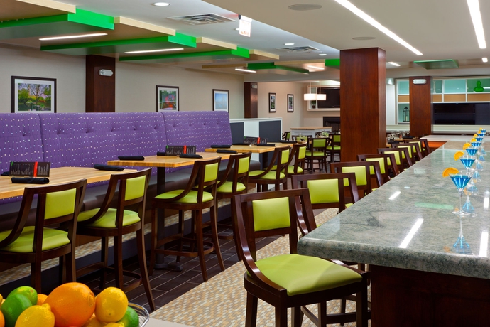 Imagen del bar/restaurante del Hotel Holiday Inn Clark - Newark Area, An Ihg. Foto 3