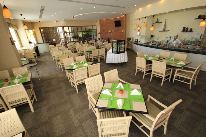 Imagen del bar/restaurante del Hotel Holiday Inn Convention Center, An Ihg. Foto 3
