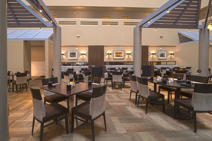 Imagen del bar/restaurante del Hotel Holiday Inn Denver East, An Ihg. Foto 3