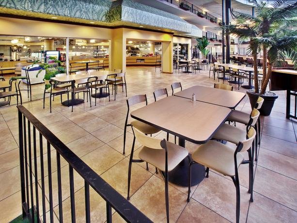 Imagen del bar/restaurante del Hotel Holiday Inn Des Moines-Airport/Conf Center, an IHG. Foto 3