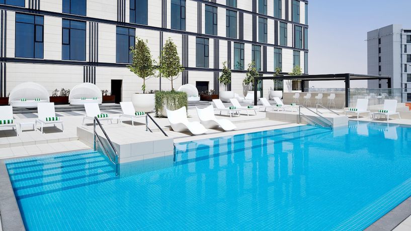 Imagen de la piscina del Hotel Holiday Inn Dubai Al-Maktoum Airport, an IHG Hotel. Foto 19