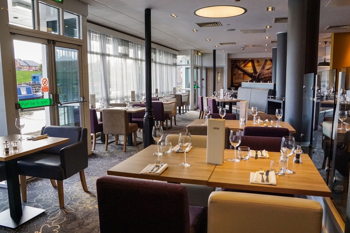 Imagen del bar/restaurante del Hotel Holiday Inn Ellesmere Port, An Ihg. Foto 3