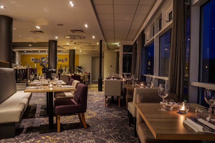 Imagen del bar/restaurante del Hotel Holiday Inn Ellesmere Port, An Ihg. Foto 6