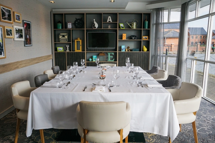 Imagen del bar/restaurante del Hotel Holiday Inn Ellesmere Port, An Ihg. Foto 8