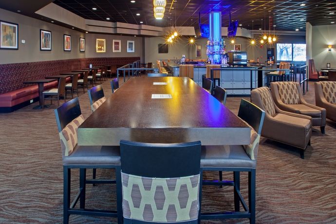 Imagen del bar/restaurante del Hotel Holiday Inn Evansville Airport. Foto 2