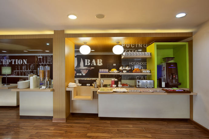 Imagen del bar/restaurante del Hotel Holiday Inn Express Ahmdabad Prahlad Nagar, An Ihg. Foto 6