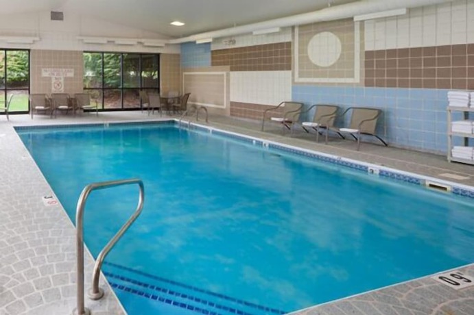Imagen de la piscina del Hotel Holiday Inn Express Akron Nw - Fairlawn, An Ihg. Foto 20