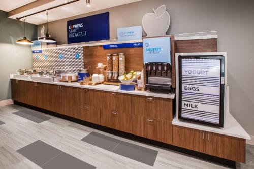 Imagen del bar/restaurante del Hotel Holiday Inn Express Amherst - Lockport by IHG. Foto 5