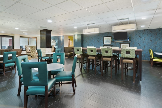 Imagen del bar/restaurante del Hotel Holiday Inn Express And Suites Bentonville. Foto 2