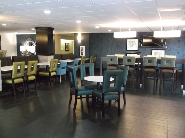 Imagen del bar/restaurante del Hotel Holiday Inn Express And Suites Bentonville. Foto 3