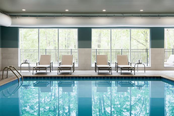 Imagen de la piscina del Hotel Holiday Inn Express And Suites Brighton, an IHG. Foto 20