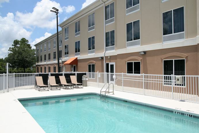 Imagen de la piscina del Hotel Holiday Inn Express And Suites Brooksville West, An Ihg. Foto 19