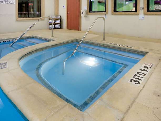 Imagen de la piscina del Hotel Holiday Inn Express And Suites Burleson/ft. Worth, An Ihg. Foto 20