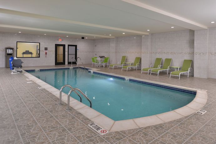 Imagen de la piscina del Hotel Holiday Inn Express And Suites Dearborn Sw - Detroit Area, An Ihg. Foto 20