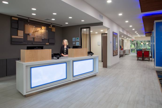 Imagen de los interiores del Hotel Holiday Inn Express And Suites Deland South, an IHG Hotel. Foto 16