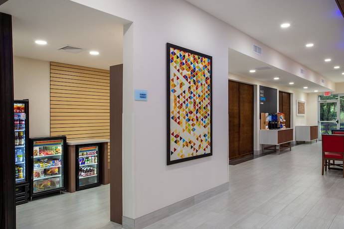 Imagen de los interiores del Hotel Holiday Inn Express And Suites Deland South, an IHG Hotel. Foto 18