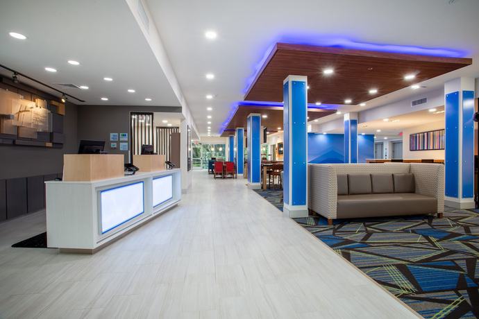 Imagen de los interiores del Hotel Holiday Inn Express And Suites Deland South, an IHG Hotel. Foto 19