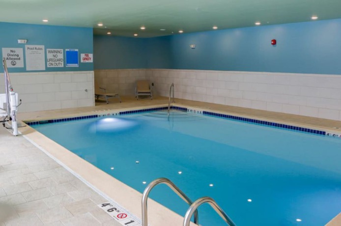 Imagen de la piscina del Hotel Holiday Inn Express And Suites Detroit North - Roseville, An Ihg. Foto 20
