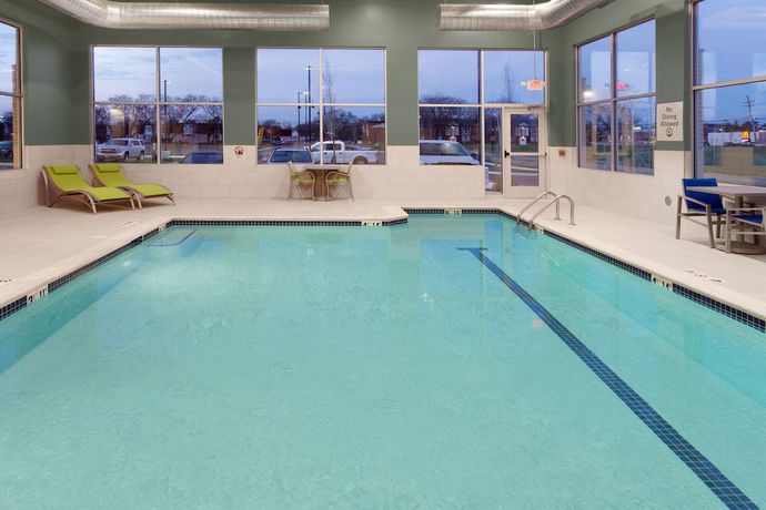 Imagen de la piscina del Hotel Holiday Inn Express And Suites Detroit/sterling Heights, An Ihg. Foto 19