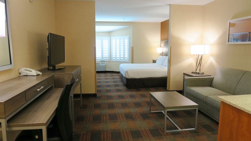 Imagen de la habitación del Hotel Holiday Inn Express And Suites Elk Grove Central - Hwy 99, An Ihg. Foto 6